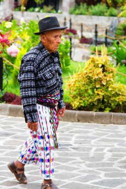 SAN PEDRO LA LAGUNA, GUATEMALA - 25 Nisan 2014 'te San Pedro la Laguna, Guatemala' da geleneksel Maya kıyafetleri giyen çok yaşlı bir adam.