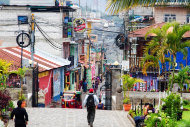 SAN PEDRO LA LAGUNA, GUATEMALA - 24 Nisan 2014 'te San Pedro la Laguna kasabası San Pedro la Laguna, Guatemala' da görüldü. San Pedro, Atitlan Gölü 'nü ziyaret etmek için popüler bir turizm beldesi..