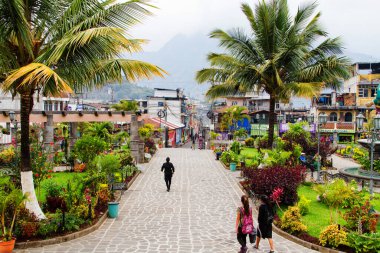 SAN PEDRO LA LAGUNA, GUATEMALA - 24 Nisan 2014 'te San Pedro la Laguna kasabası San Pedro la Laguna, Guatemala' da görüldü. San Pedro, Atitlan Gölü 'nü ziyaret etmek için popüler bir turizm beldesi..