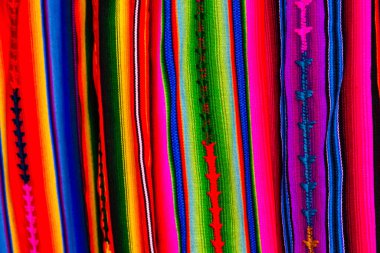 Maya, tekstil tasarımlarını Chichicastenango, Guatemala, Orta Amerika 'da satışa sunuyor.