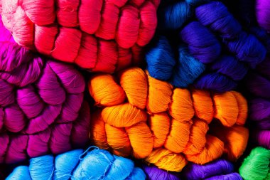 Terzilik. Masada bir sürü renkli iplik var. Chicago, Guatemala, Yucatan, Orta Amerika 'da pazar