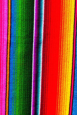 Maya, tekstil tasarımlarını Chichicastenango, Guatemala, Orta Amerika 'da satışa sunuyor.