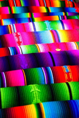 Maya, tekstil tasarımlarını Chichicastenango, Guatemala, Orta Amerika 'da satışa sunuyor.