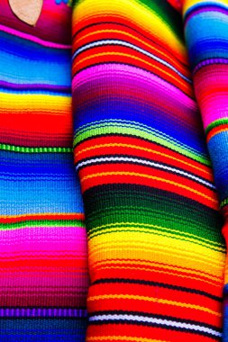 Maya, tekstil tasarımlarını Chichicastenango, Guatemala, Orta Amerika 'da satışa sunuyor.