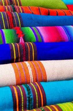 Maya, tekstil tasarımlarını Chichicastenango, Guatemala, Orta Amerika 'da satışa sunuyor.