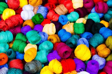 Terzilik. Masada bir sürü renkli iplik var. Chicago, Guatemala, Yucatan, Orta Amerika 'da pazar
