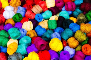 Terzilik. Masada bir sürü renkli iplik var. Chicago, Guatemala, Yucatan, Orta Amerika 'da pazar