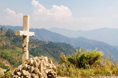 Guatemala dağlarındaki geçitlerden birini geç..