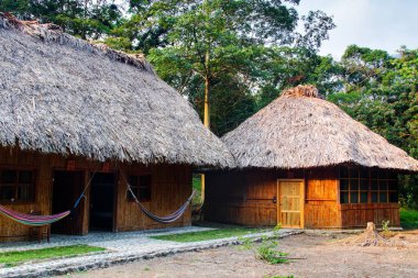 Lanquin 'deki tipik orman köşkü popüler Semuc Champey, Guatemala, Orta Amerika yakınlarında.