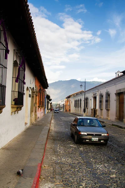 ANTIGUA, GUATEMALA - 22 Nisan 2014 'te Antigua, Guatemala' daki koloni renkli binaların görüntüsü. Antigua Guatemala 'nın eski başkentidir ve 1776 yılında Guatemala' ya taşındı..
