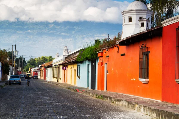 ANTIGUA, GUATEMALA - 22 Nisan 2014 'te Antigua, Guatemala' daki koloni renkli binaların görüntüsü. Antigua Guatemala 'nın eski başkentidir ve 1776 yılında Guatemala' ya taşındı..