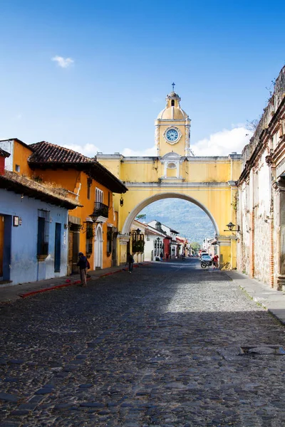 Antigua Guatemala エイプリル22 2014年4月22日 グアテマラのアンティグア グアテマラにおけるカラフルな植民地時代の建物の眺め アンティグアはグアテマラの旧首都であり 1776年にグアテマラ市に移された — ストック写真