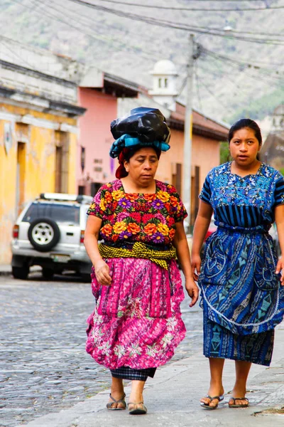 Antigua Guatemala Abril Mujeres Vestidas Con Ropa Tradicional Maya Antigua —  Fotos de Stock