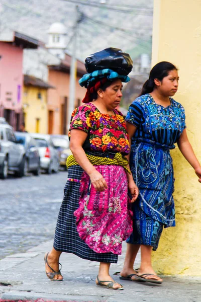 Antigua Guatemala Abril Mujeres Vestidas Con Ropa Tradicional Maya Antigua —  Fotos de Stock