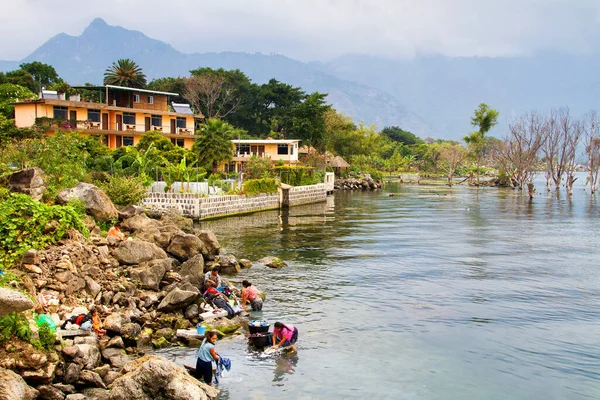Озеро Атитлан Гватемала Апреля Майянские Нескромные Женщины Стирают Одежду Принимают — стоковое фото