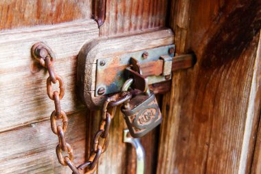 Tahta kapıdaki eski asma kilit.