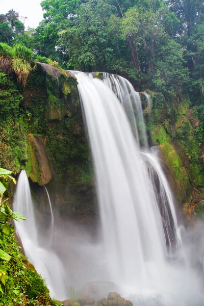 Водопад Пулапанзак Гондурас Центральная Америка — стоковое фото