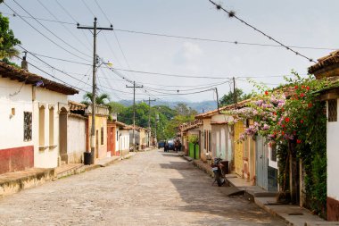 Gracias, Honduras, Orta Amerika 'da tipik bir sokak manzarası. Gracias popüler bir turizm merkezi ve Celaque Ulusal Parkı 'na açılan bir kapıdır..
