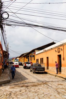 GRACIAS, HONDURAS - MAYIS 03: 03 Mayıs 'ta Gracias, Honduras, Orta Amerika' da tipik bir caddenin görüntüsü. Gracias popüler bir turizm merkezi ve Celaque Ulusal Parkı 'na açılan bir kapıdır..
