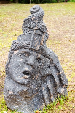 Gracias, Honduras, Orta Amerika 'daki San Cristobal kalesinin önündeki heykellerin resmi.