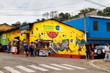 JUAYUA, El SALVADOR - MAYIS 05: La Palma, El Salvador 'da 5 Mayıs 2014 tarihinde duvar resimleri. El Salvador 'da birçok ev ve duvar bu şekilde dekore edilmiştir..