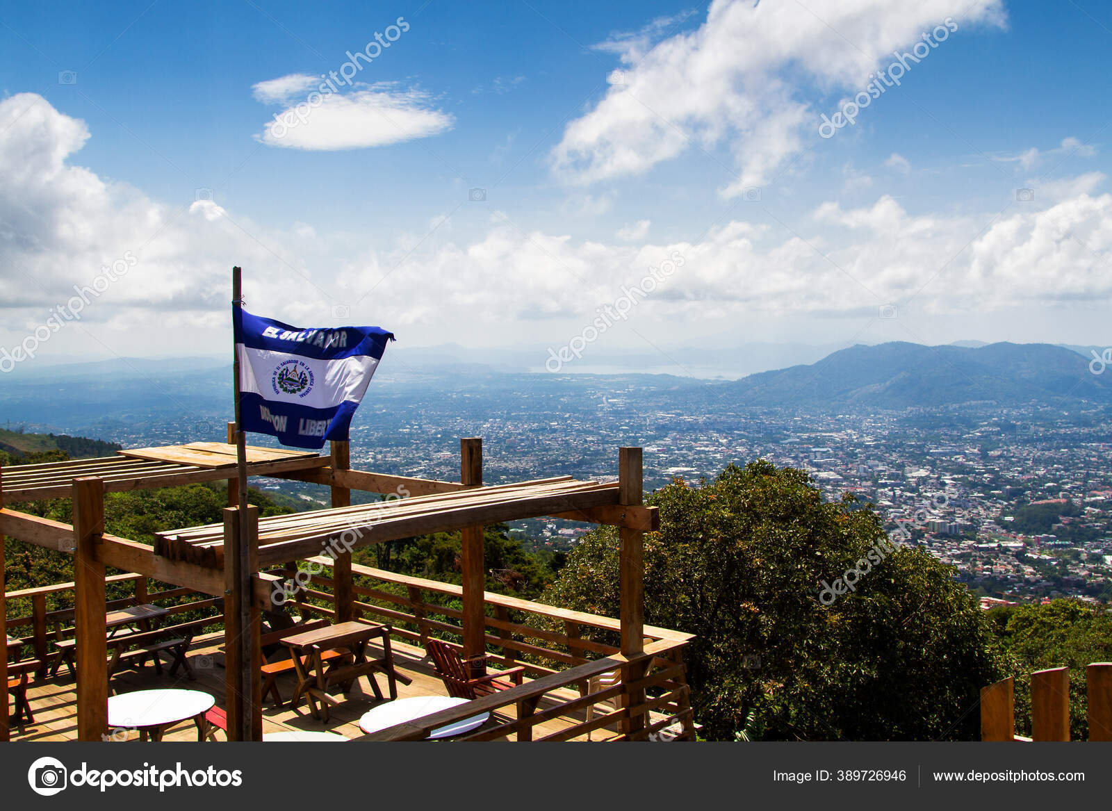 萨尔瓦多首都视图中美洲圣萨尔瓦多——图库图片© kefirm #389726946