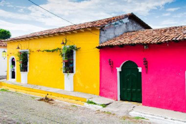 Suchitoto, El Salvador Suchitoto 'daki renkli parlak sarı bina popüler turizm beldesi Suchitlan Gölü' nün yakınında yer almaktadır..