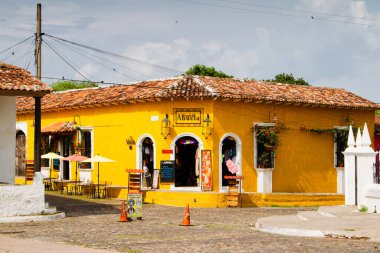 SUCHITOTO, EL SALVADOR - Mayıs 03: Suchitoto, El Salvador 'da 3 Mayıs 2014 tarihinde renkli parlak sarı bina. Suchitoto, popüler turizm merkezi Suchitlan Gölü 'nün yakınında yer almaktadır..