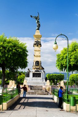 SAN SALVADOR, EL SALVADOR: San Salvador 'daki La Libertad Plaza, arka planında katedral olan 5 Mayıs 2014' te San Salvador, El Salvador, Orta Amerika.
