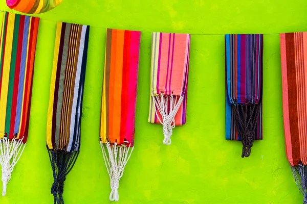 在中美洲萨尔瓦多的Suchitoto出售的色彩艳丽的吊床 — 图库照片