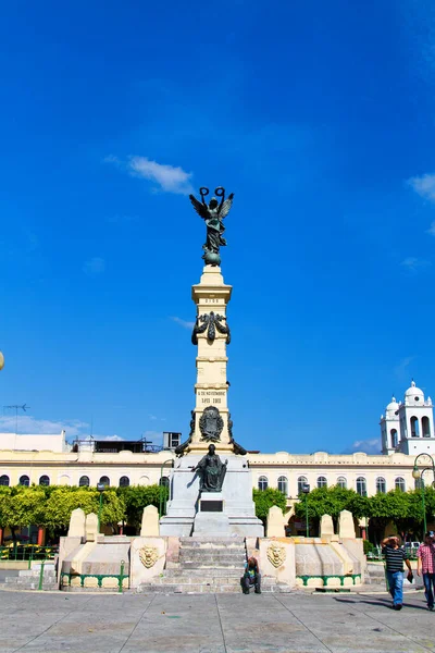 SAN SALVADOR, EL SALVADOR: San Salvador 'daki La Libertad Plaza, arka planında katedral olan 5 Mayıs 2014' te San Salvador, El Salvador, Orta Amerika.
