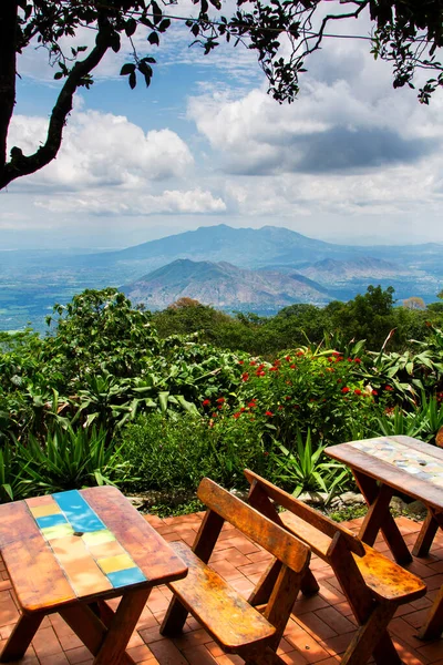 Σαλβαδόρ Θέα Από Τον Κήπο Του Εστιατορίου — Φωτογραφία Αρχείου