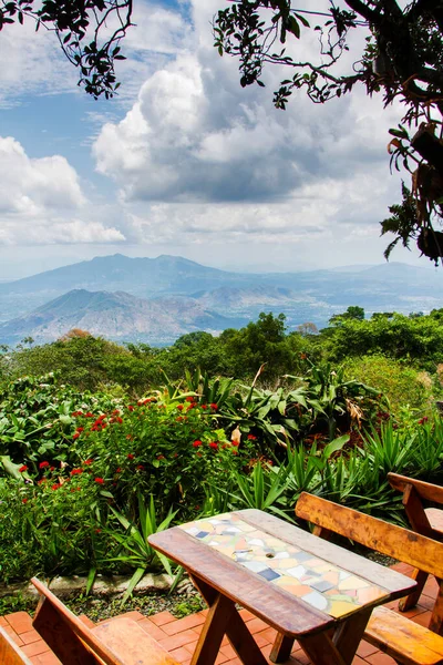 Σαλβαδόρ Θέα Από Τον Κήπο Του Εστιατορίου — Φωτογραφία Αρχείου