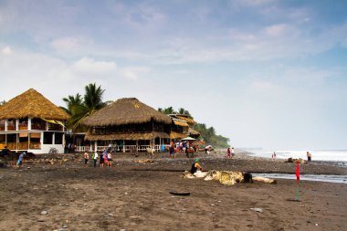 LA LIBERTAD, EL SALVADOR - 06 Mayıs 2014 'te El Salvador' daki La Libertad yakınlarındaki Pasifik sahilinde