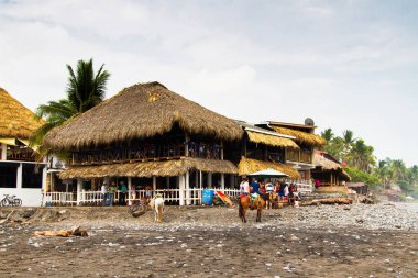 LA LIBERTAD, EL SALVADOR - 06 Mayıs 2014 'te El Salvador' daki La Libertad yakınlarındaki Pasifik sahilinde