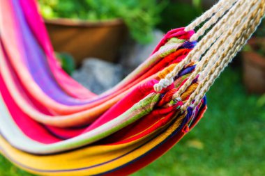 Bahçedeki ağaçlar arasında uzanan renkli hamak, Ruta de las Flores, El Salvador.