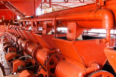 Kahvenin sıralandığı kahve değirmeninin içinde kabuk çıkarılıyor, fasulyeler temizleniyor, yakılıyor ve kızartılıyor. Sonunda kahve kurutucuları ve yerel perakendecilere satılıyor..