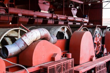 Kahvenin sıralandığı kahve değirmeninin içinde kabuk çıkarılıyor, fasulyeler temizleniyor, yakılıyor ve kızartılıyor. Sonunda kahve kurutucuları ve yerel perakendecilere satılıyor..