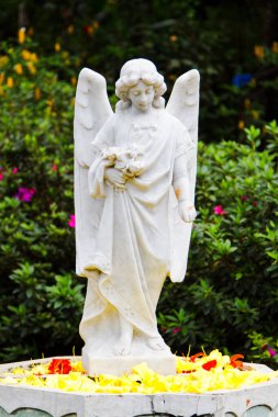 Bahçedeki beyaz mermer melek heykeli