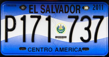 JUAYUA, EL SALVADOR - MAYIS 05: El Salvador, Orta Amerika 'dan eski araç plakası.