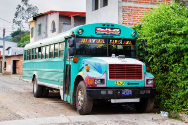 JUAYUA, El SALVADOR - Mayıs 05::: Juayua, El Salvador 'da tipik bir Orta Amerika taşımacılığı 
