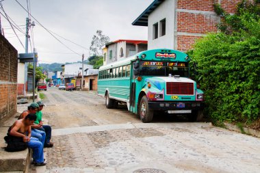 JUAYUA, El SALVADOR - Mayıs 05::: Juayua, El Salvador 'da tipik bir Orta Amerika taşımacılığı 