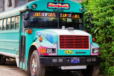 JUAYUA, El SALVADOR - Mayıs 05::: Juayua, El Salvador 'da tipik bir Orta Amerika taşımacılığı 