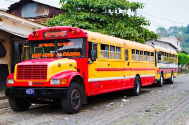 JUAYUA, El SALVADOR - Mayıs 05::: Juayua, El Salvador 'da tipik bir Orta Amerika taşımacılığı 