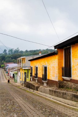 JUAYUA, EL SALVADOR - 05 Mayıs 'ta Juayua, El Salvador, Orta Amerika' da bir sokak ve otel görüntüsü. Juayua, Ruta de las Floras 'ta popüler bir turizm merkezidir..