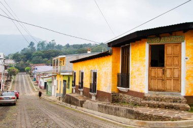 JUAYUA, EL SALVADOR - 05 Mayıs 'ta Juayua, El Salvador, Orta Amerika' da bir sokak ve otel görüntüsü. Juayua, Ruta de las Floras 'ta popüler bir turizm merkezidir..