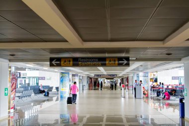 Guatemala Şehri, Guatemala - 8 Mayıs 2013 'te Guatemala City' de Duty Free mağazası. Vergisiz mağazalar, belirli yerel veya ulusal vergi ve vergilerin ödenmesinden muaf olan perakende satış mağazalarıdır.