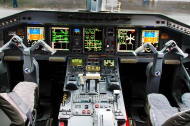 PANAMA CITY, PANAMA - 08 Mayıs 2014 'te Panama City, Panama' da Embraer 190 uçağının içinde kokpit görüntüsü. Embraer 190, kısa mesafeli bir uçuş uçağı..