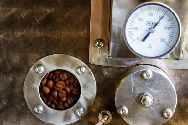 Juaya Salvador Maj Nyrostade Kaffebönor Från Ett Stort Kafferosteri Hälls — Stockfoto