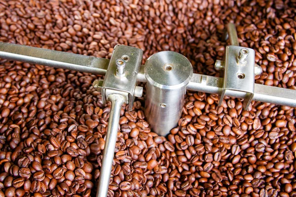 Büyük Bir Kahve Kızartıcısının Taze Kavrulmuş Kahve Çekirdekleri Soğutma Silindirine — Stok fotoğraf